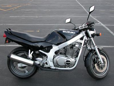 路上的新摩托车铃木GS 500