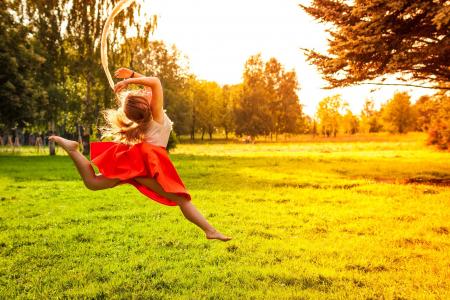 芭蕾舞女演员在草地上