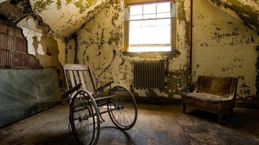 空的轮椅在一个废弃的房子里