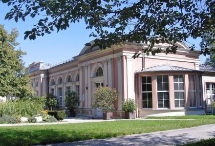 在霍尔，奥地利度假胜地的公园里的粉红色建筑