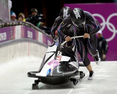 洛林威廉姆斯和Ilana Myers在2014年索契奥运会上获得美国银牌