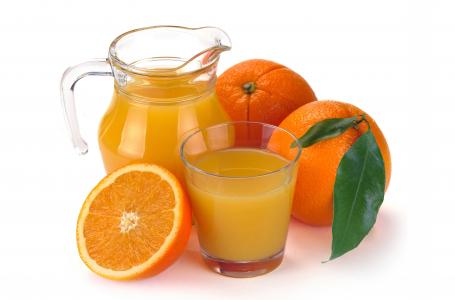 水罐与新鲜榨的橙汁，在白色背景上的水果