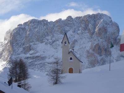 教会在阿尔卑斯山的Val Gardena，意大利滑雪胜地的背景中
