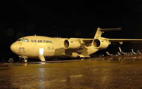 C-17 Globemaster运输机的夜照片