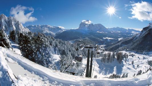 滑雪胜地瓦尔加迪纳，意大利的滑雪缆车