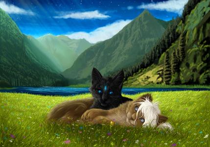 两只彩绘的猫躺在山脉背景的绿草地上