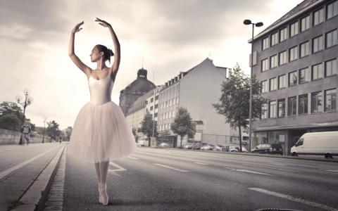 一个芭蕾舞演员在大街上跳舞