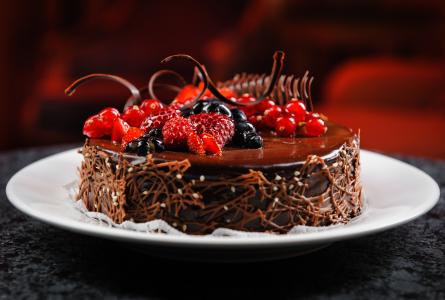 巧克力蛋糕与浆果