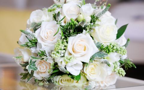 婚礼花束与白玫瑰