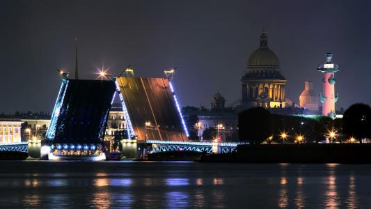 在圣彼得堡的一座离婚的桥梁