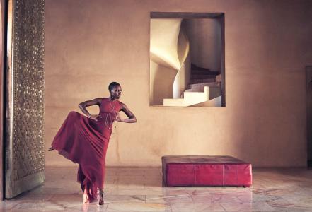 年轻女演员Lupita Nyongo跳舞穿红裙子