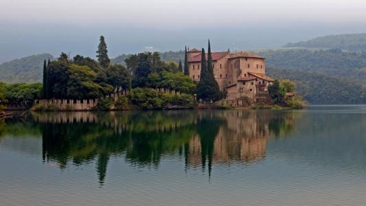 湖边的秘密城堡