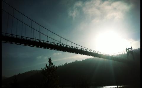 在悬索桥的日落