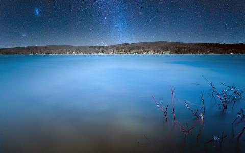 在加拿大湖边的银河