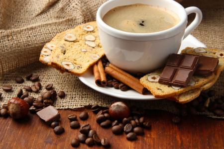 一杯咖啡与糕点，咖啡豆和巧克力