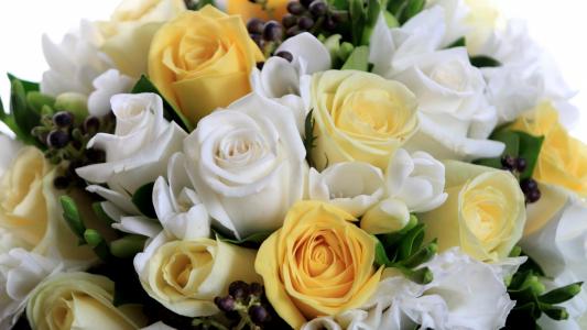3月8日，一束花束中的白色和黄色的玫瑰