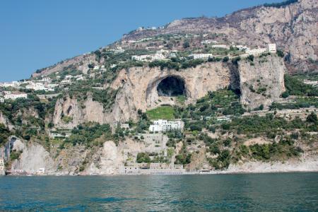 意大利阿马尔菲度假村的山腰洞穴