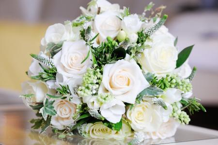 精致的婚礼花束从白玫瑰
