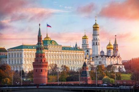 莫斯科克里姆林宫和基督大教堂的视图救主在黎明，俄罗斯