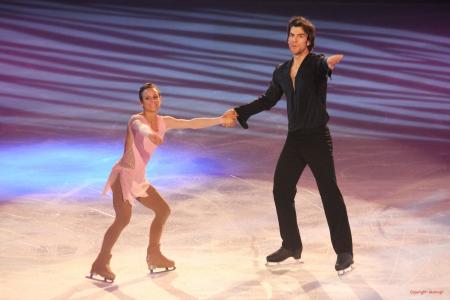 持有银牌加拿大花样滑冰运动员梅根·杜哈梅尔和埃里克·雷德福在奥运会在索契