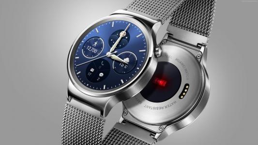 智能手表华为手表2在灰色的背景下，2017