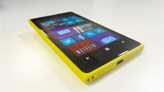 在白色桌上的黄色新的诺基亚Lumia 1020