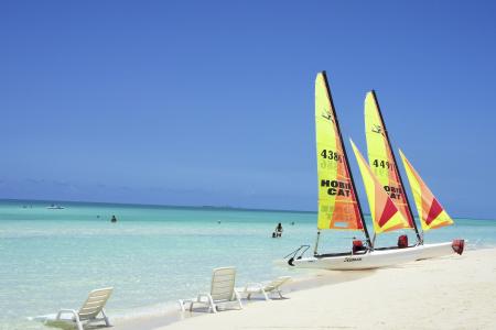 游艇在古巴科科度假村的海滩上