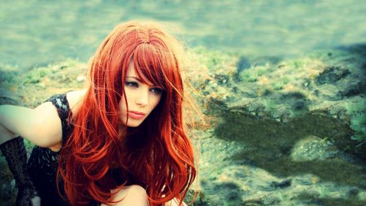 红头发的女孩在露天