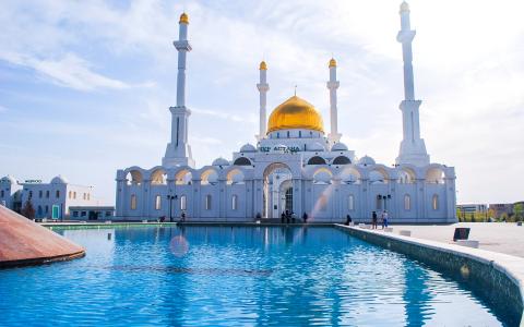 美丽的白色清真寺努尔阿斯塔纳