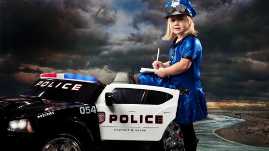 女孩扮演警察