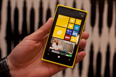 诺基亚Lumia 920在手中