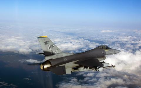 军用飞机F-16以上的云