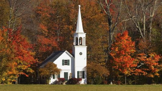与教堂的秋景