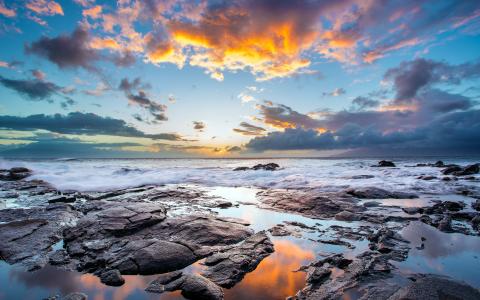 美丽的天空和毛伊岛，夏威夷岛上的石质海岸