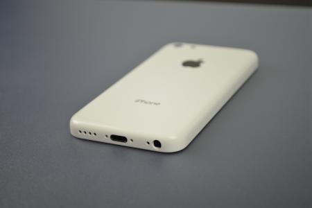 在一张灰色书桌上的白色Iphone 5C