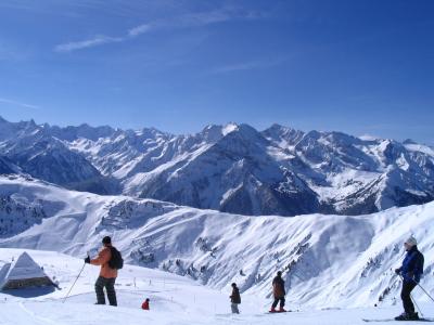 在轨道上的滑雪者在迈尔霍芬，奥地利滑雪胜地