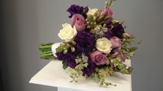 在一个美丽的婚礼花束的紫玫瑰