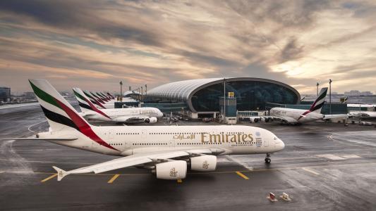 一些空客A380飞机在迪拜机场