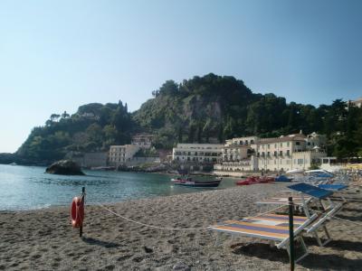 在意大利西西里岛的海滩上放松