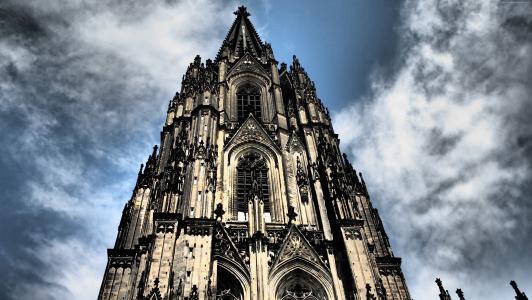 科隆大教堂背景下的一个美丽的天空，德国