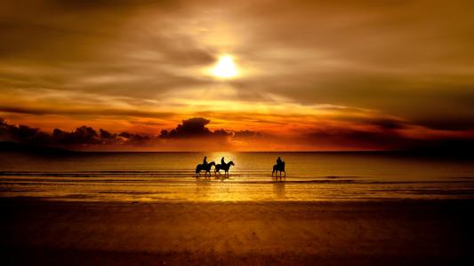 骑马沿着海滩