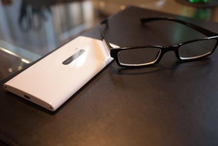 白色诺基亚Lumia 920和眼镜