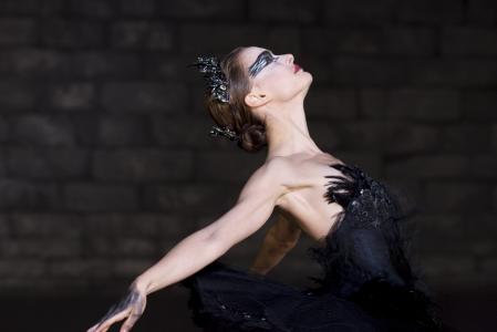 芭蕾舞女演员以黑天鹅的形式
