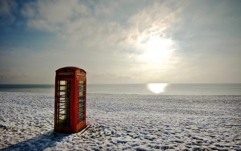 电话亭在沙滩上