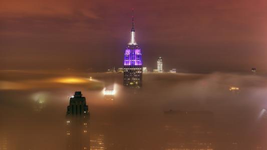 帝国大厦周围的雾