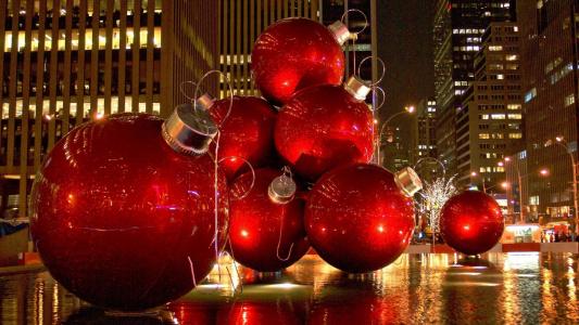 在曼哈顿的巨型圣诞饰品