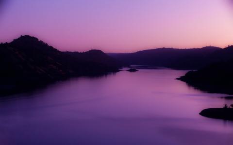 在湖上的紫色夕阳