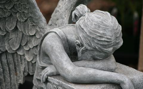 哭泣的天使雕像