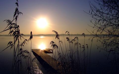 在湖上的日出