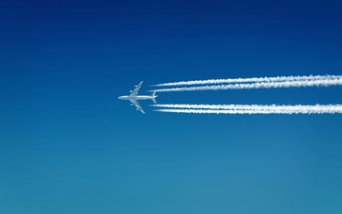 飞机在蓝蓝的天空